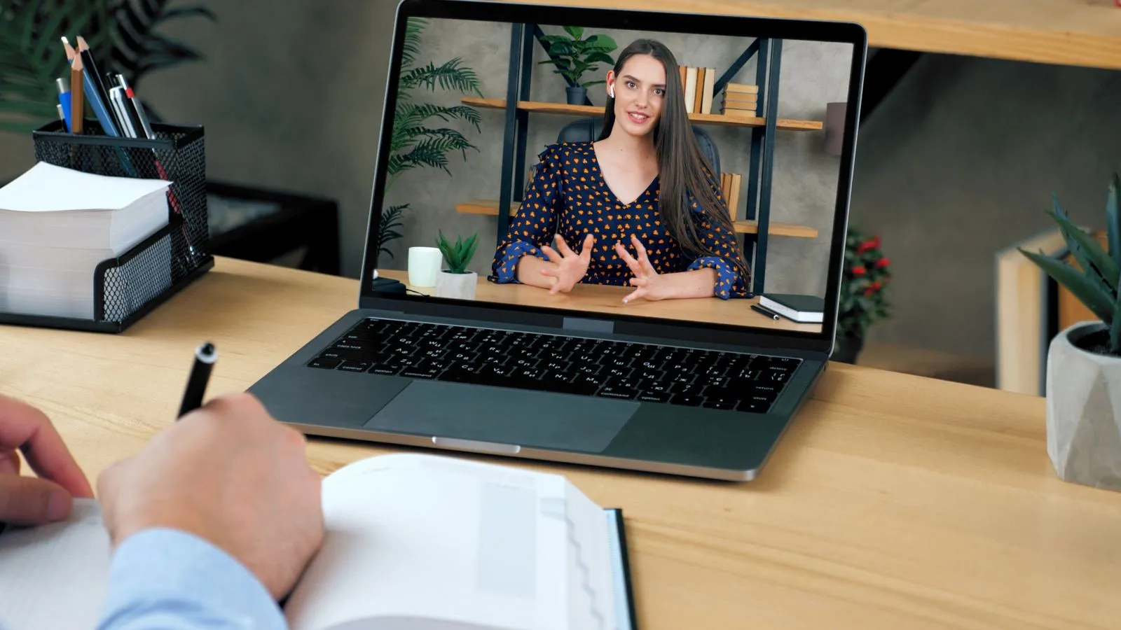 Ekranda öğretmeniyle online derste bir öğrenci